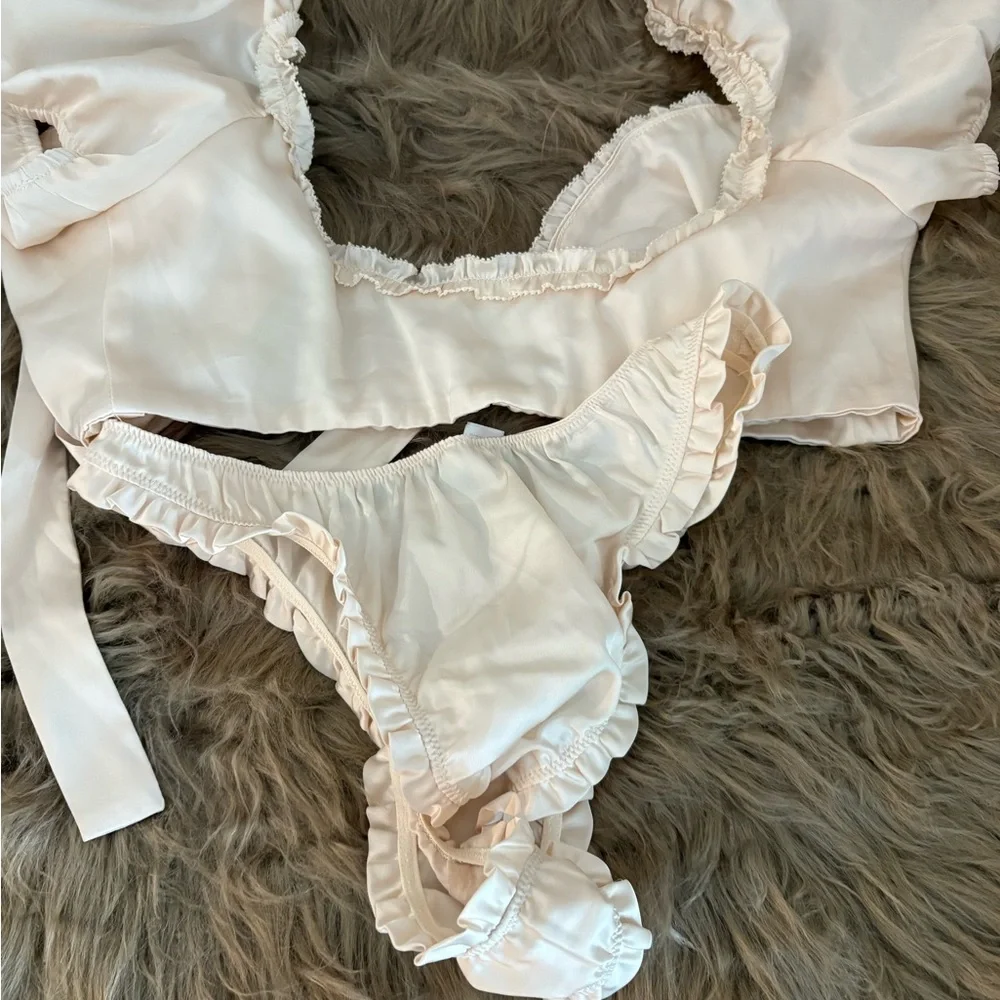 Elegant Cream Ruffle Intimate Set - Picture 10 of 11